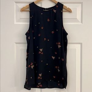 Sleeveless Blouse with side slits. Size L